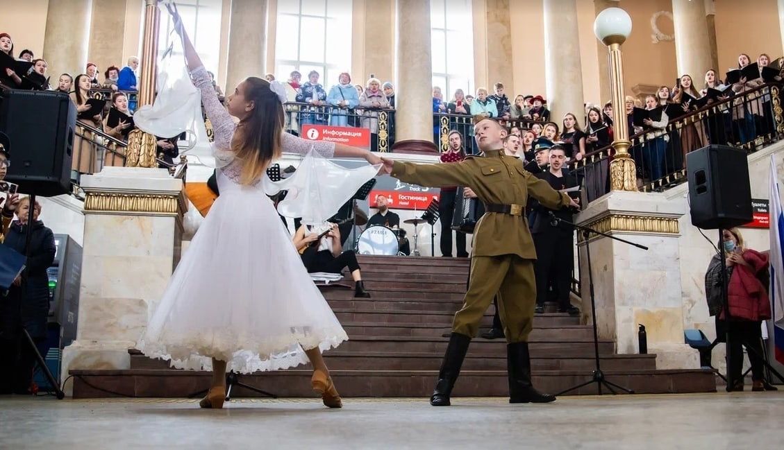 На железнодорожном вокзале Петрозаводска пройдёт флешмоб-концерт в честь Дня Победы На железнодорожном вокзале Петрозаводска пройдёт флешмоб-концерт в честь Дня Победы