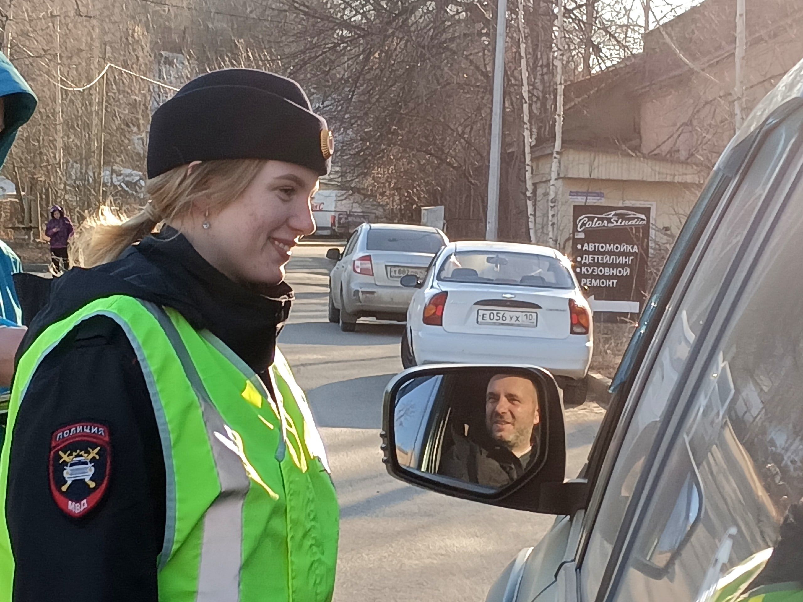В Петрозаводске водителям, которые соблюдают правила перевозки детей, подарили билеты в цирк