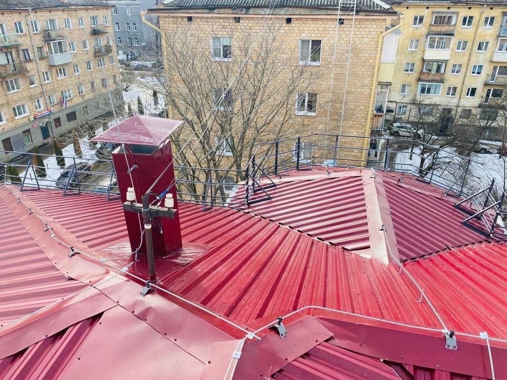 В поликлинике № 1 в Петрозаводске обновили крышу, которая никогда не ремонтировалась