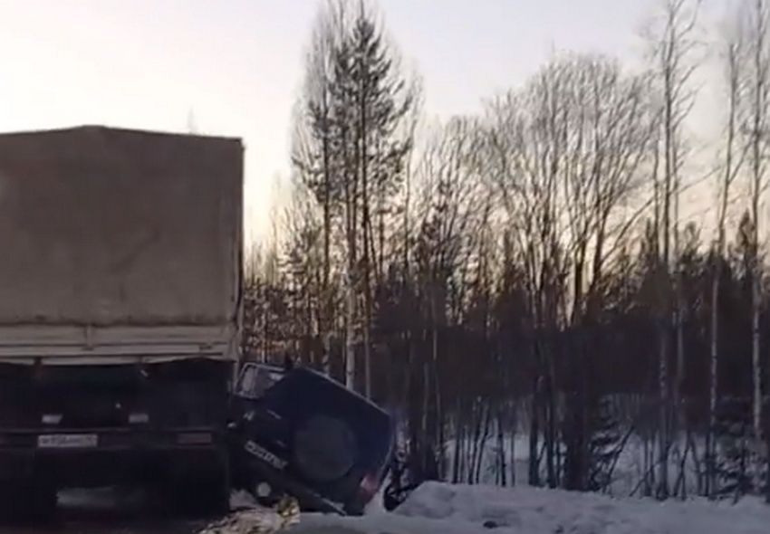Под Костомукшей сотрудник поисково-спасательной службы погиб в столкновении с грузовиком