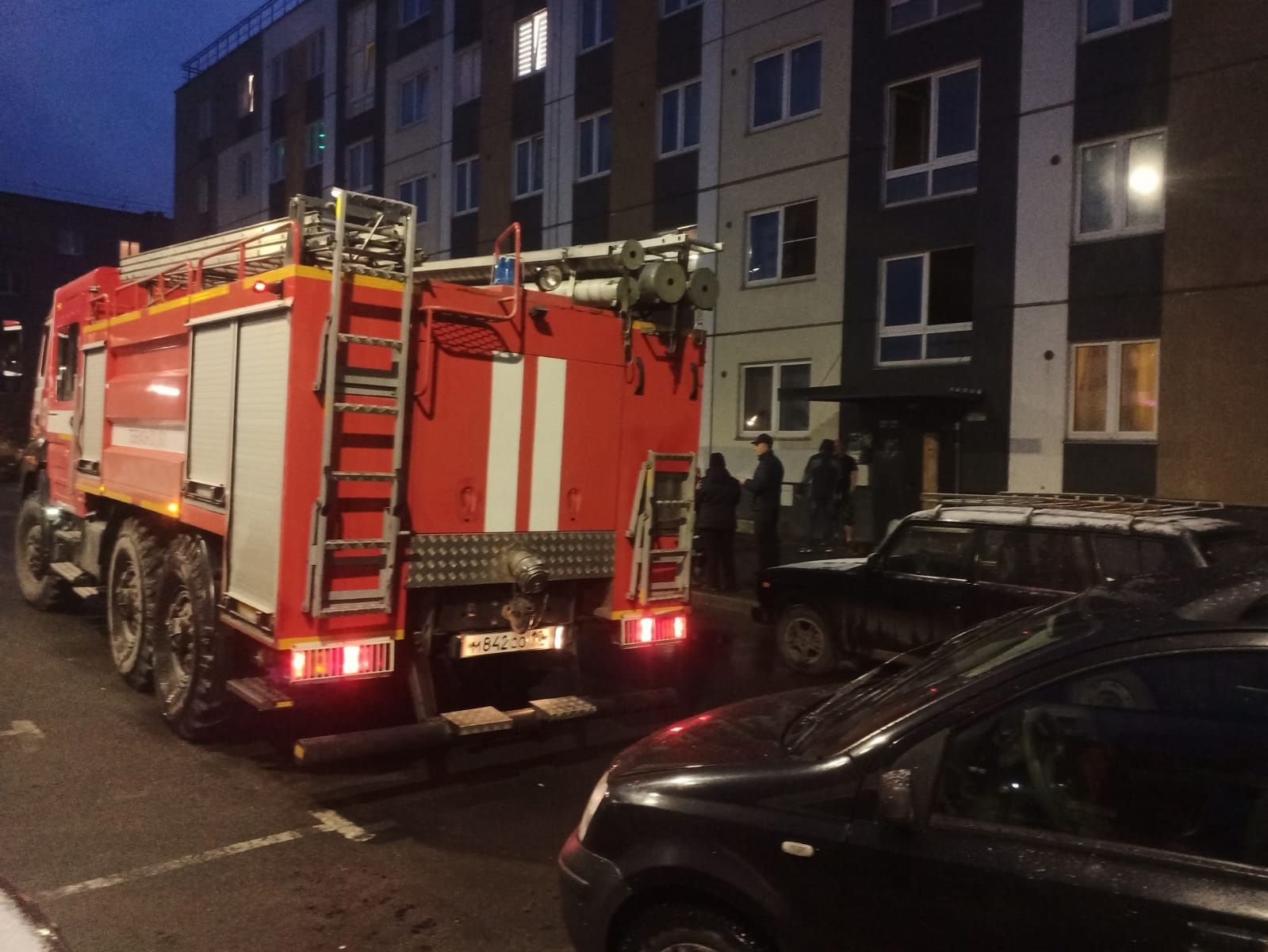 Детская коляска загорелась в подъезде дома на севере Карелии