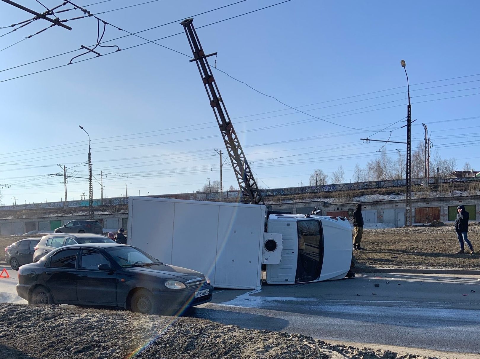 В Петрозаводске грузовик врезался в фонарный столб и опрокинулась на бок