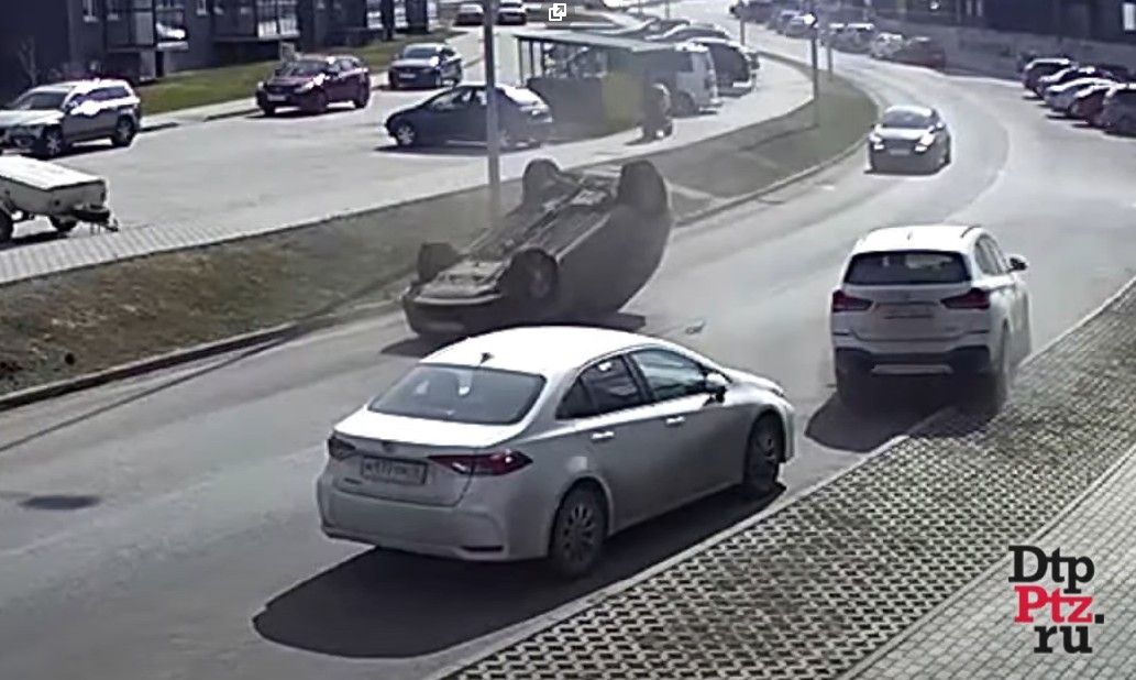 В Петрозаводске автомобиль перевернулся на крышу посреди дороги