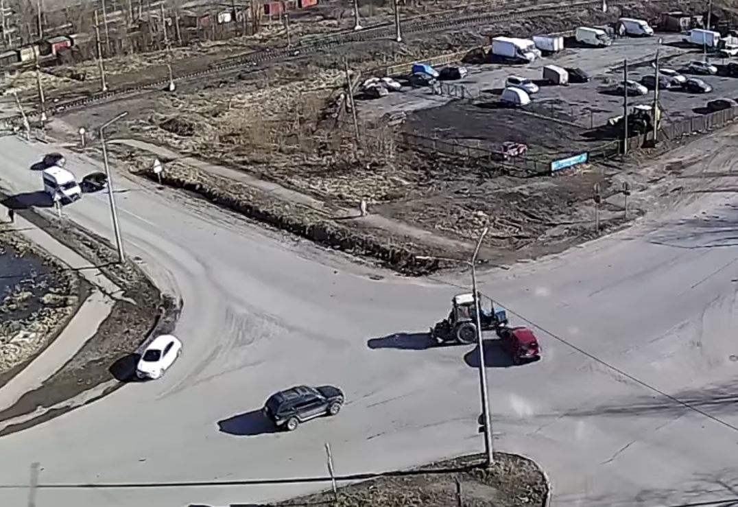 В Кондопоге трактор и легковой автомобиль столкнулись посреди перекрестка