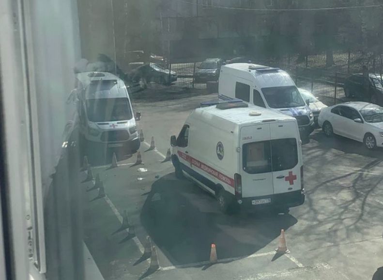 В Санкт-Петербурге подросток открыл стрельбу в школе и ранил четырех человек