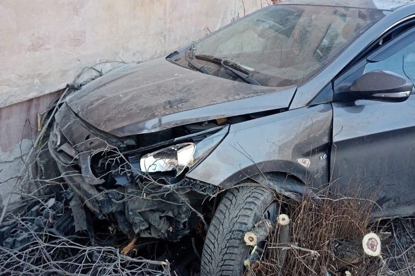 В Петрозаводске автомобиль врезался в стену жилого дома