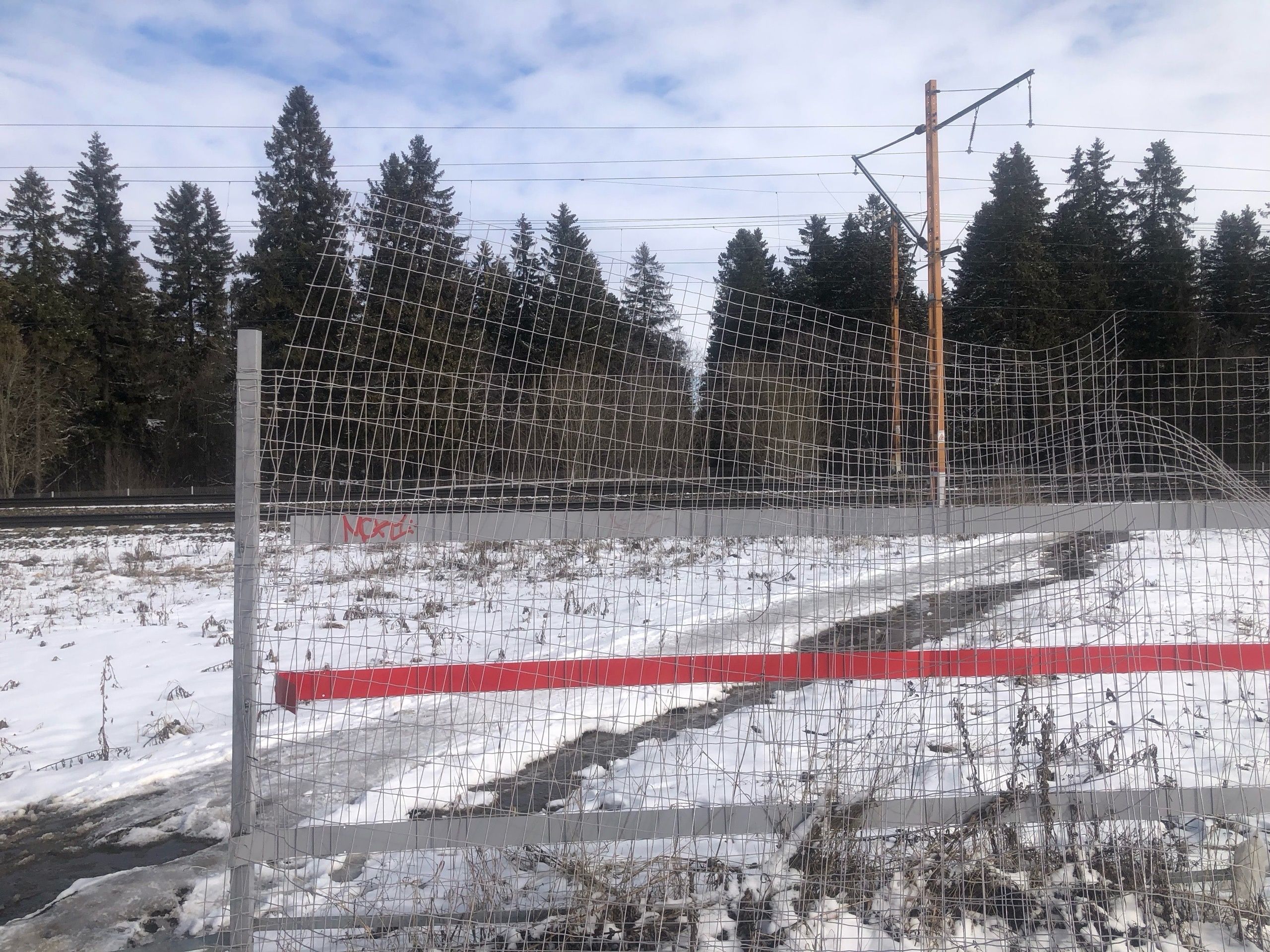 Жителям ТИЗ «Усадьба» закрыли забором переход через железнодорожные пути