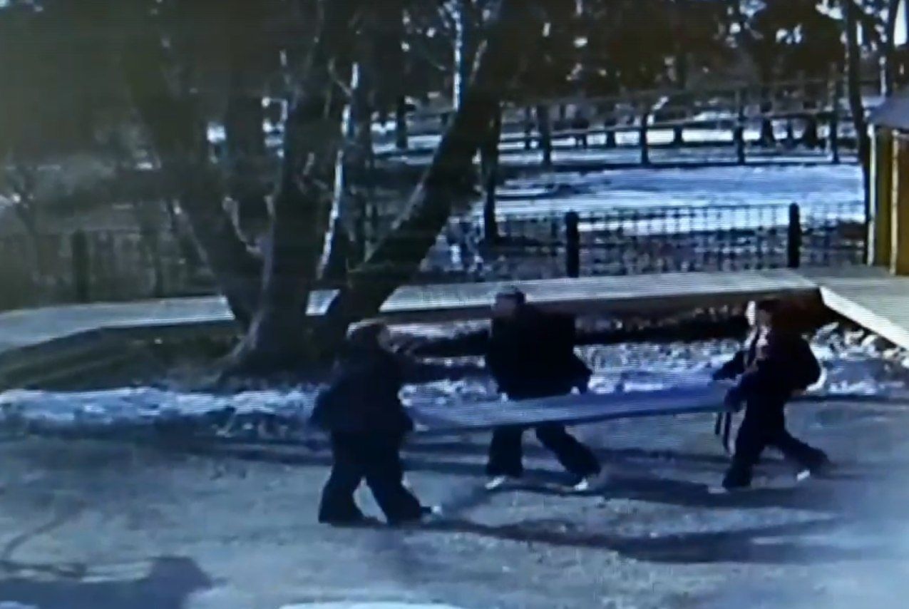 В Олонце вандалы систематически портят зону отдыха в парке