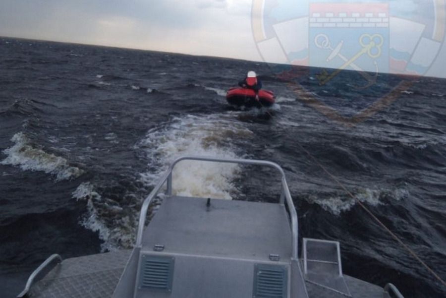 Рыбаки несколько часов дрейфовали по Ладоге на сломавшейся лодке