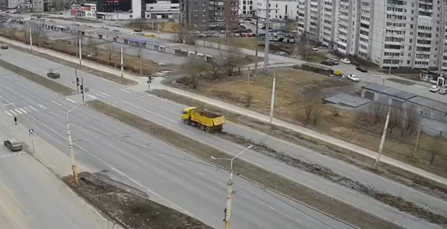 В Петрозаводске самосвал на ходу потерял свой груз