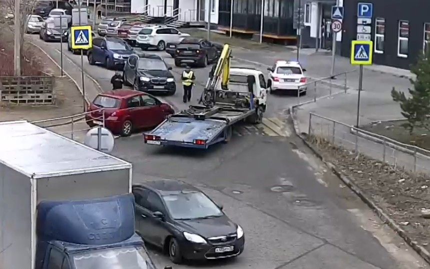 В Петрозаводске автомобиль без водителя выехал на пешеходный переход