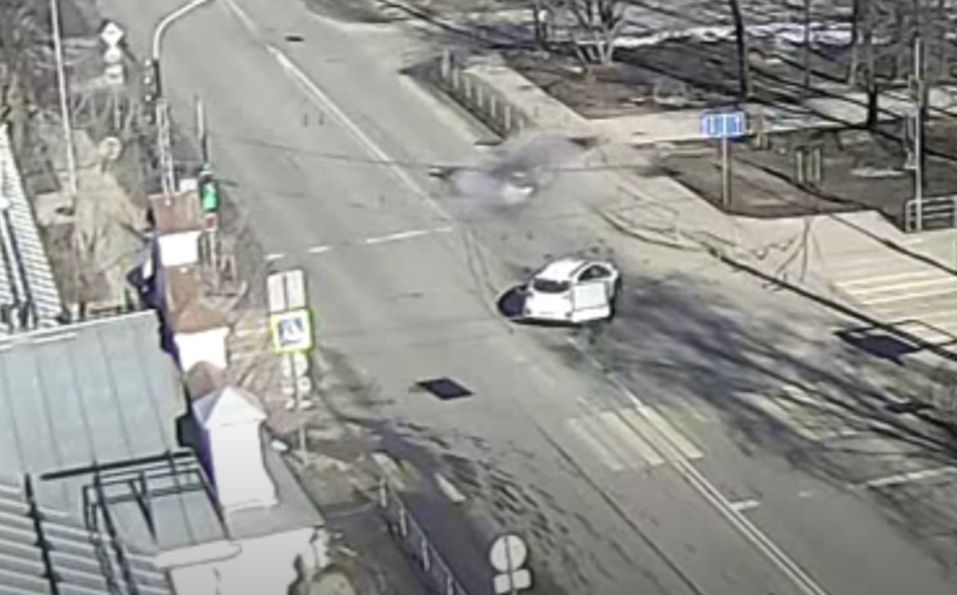 Машина влетела в ограждение после жесткого столкновения в центре Петрозаводска