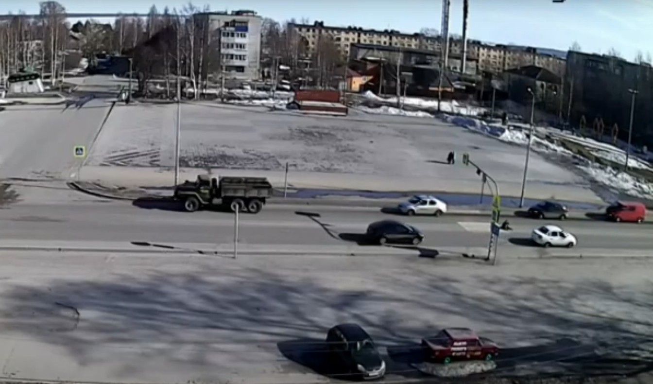 В Медвежьегорске женщине стало плохо на пешеходном переходе – все водители проехали мимо