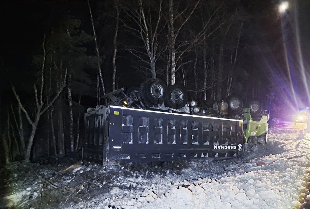 На подъезде к Беломорску грузовик оказался в кювете из-за лопнувшего колеса