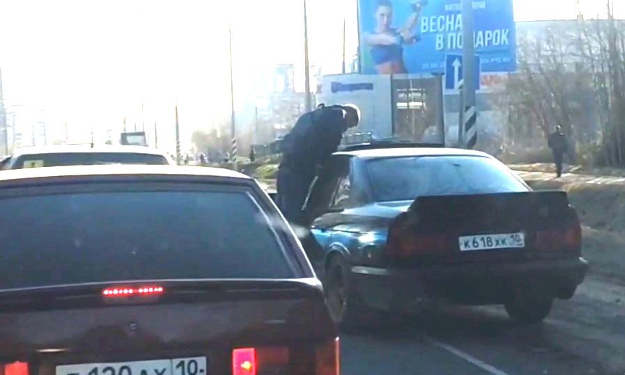 ГИБДД оштрафует обоих участников конфликта на обочине Лососинского шоссе в Петрозаводске