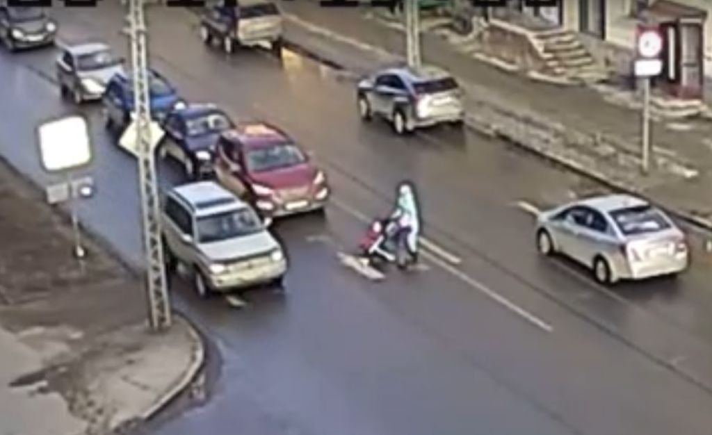 В Петрозаводске разыскивают водителя, который едва не сбил молодую женщину с коляской