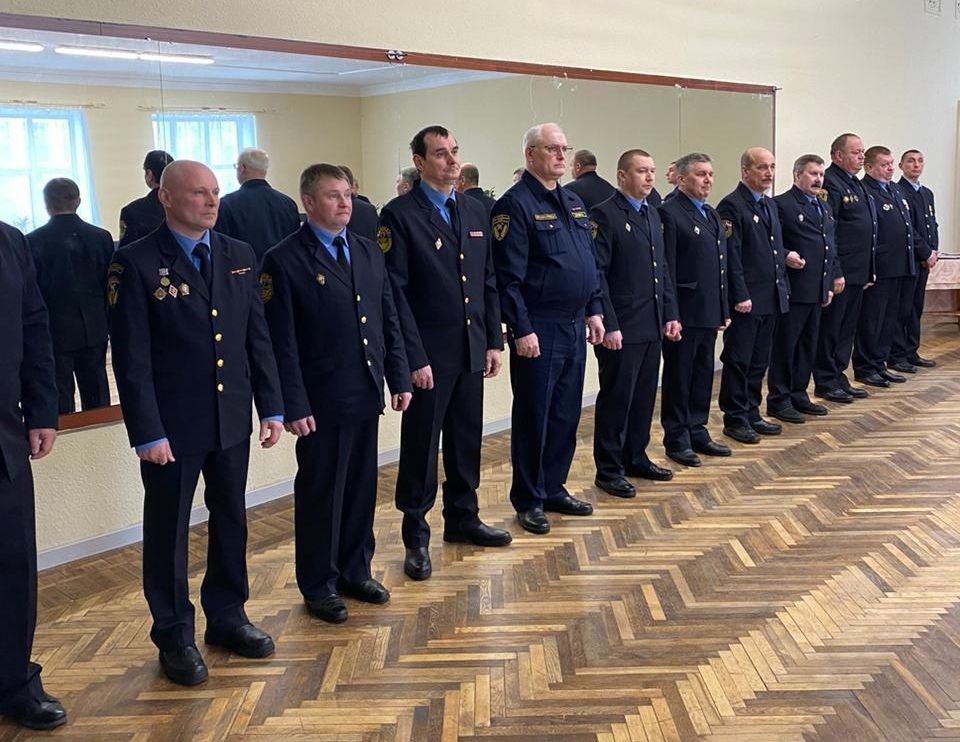 В Карелии наградили пожарных, которые спасли из огня семь человек