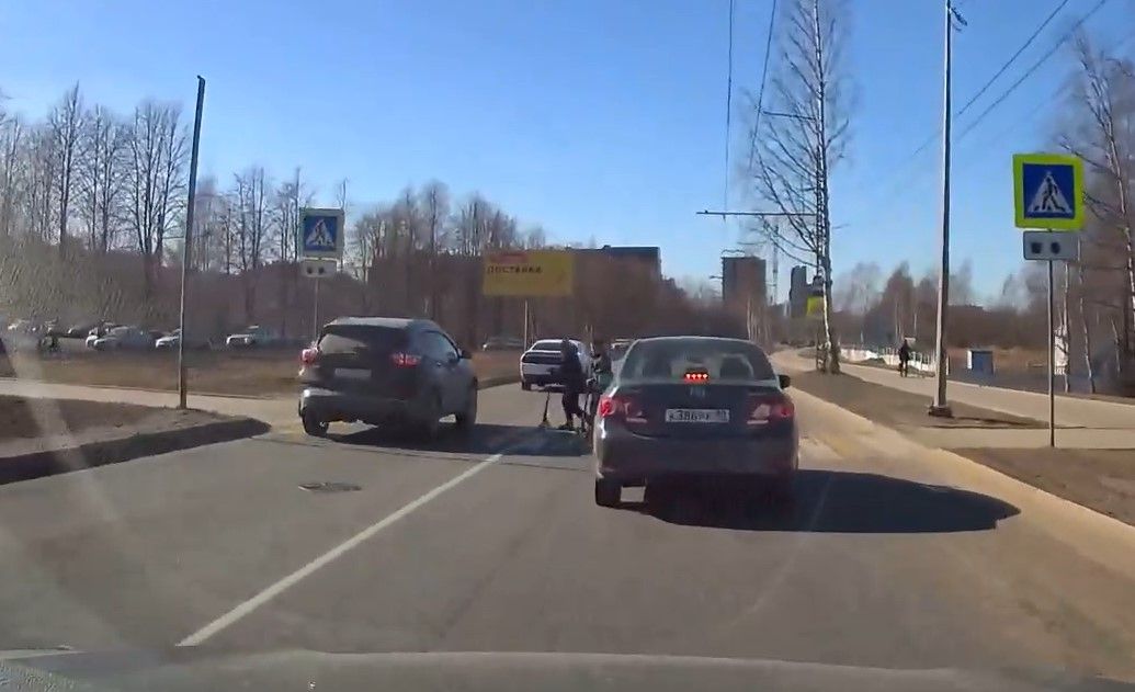 Двое мальчиков на самокатах в Петрозаводске чудом избежали столкновения с автомобилем