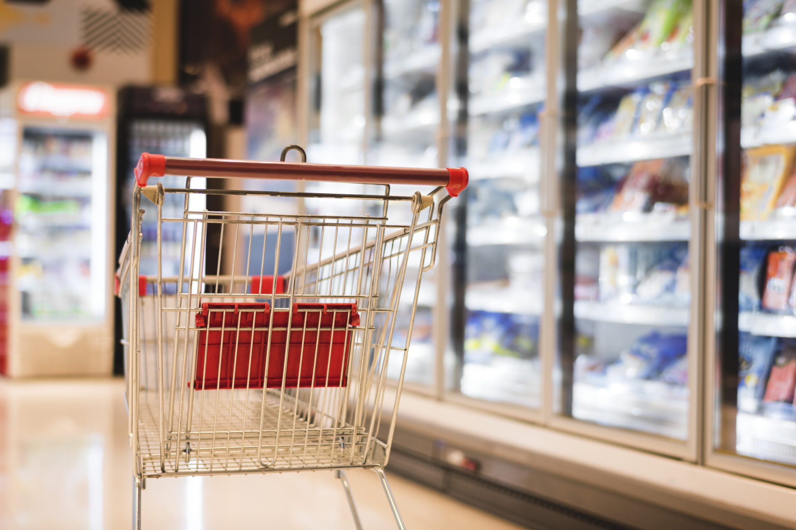 В Карелии мужчина ударил и оттаскал за волосы подростка в магазине