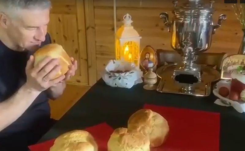 Глава Карелии испек куличи под валаамские напевы и поздравил с Пасхой