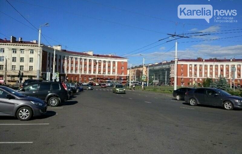 Кусок штукатурки упал с еще одного дома в центре Петрозаводска