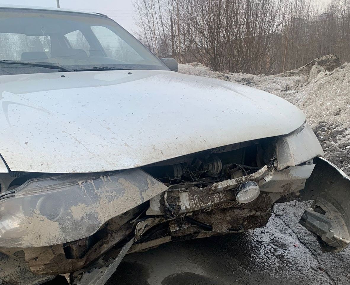 В Петрозаводске нелегальный таксист на неисправной машине вылетел с дороги и врезался в сугроб