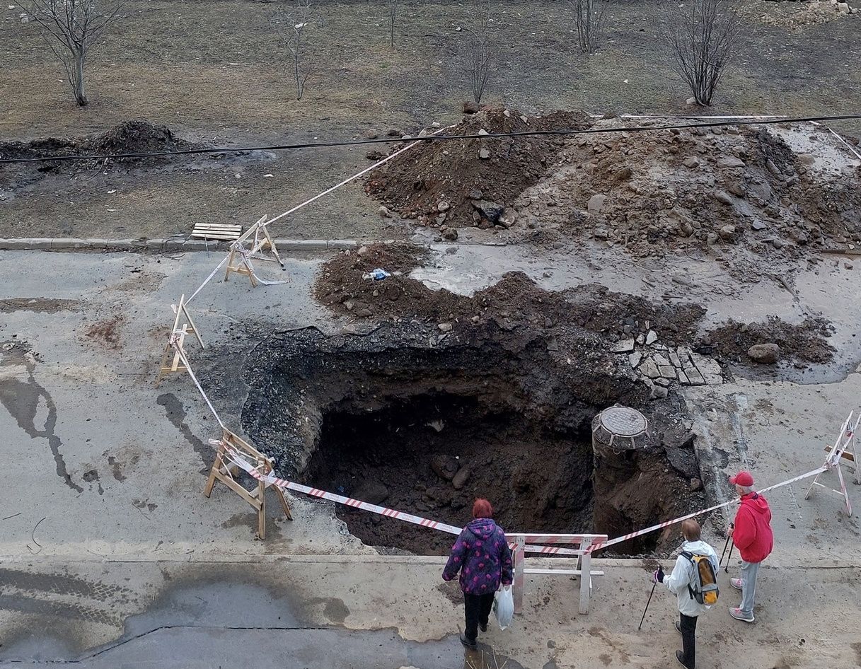 В Петрозаводске образовался огромный провал асфальта