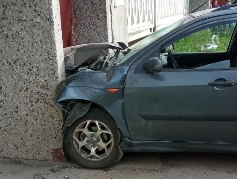 Пьяный житель Питкяранты врезался на автомобиле в подъезд жилого дома