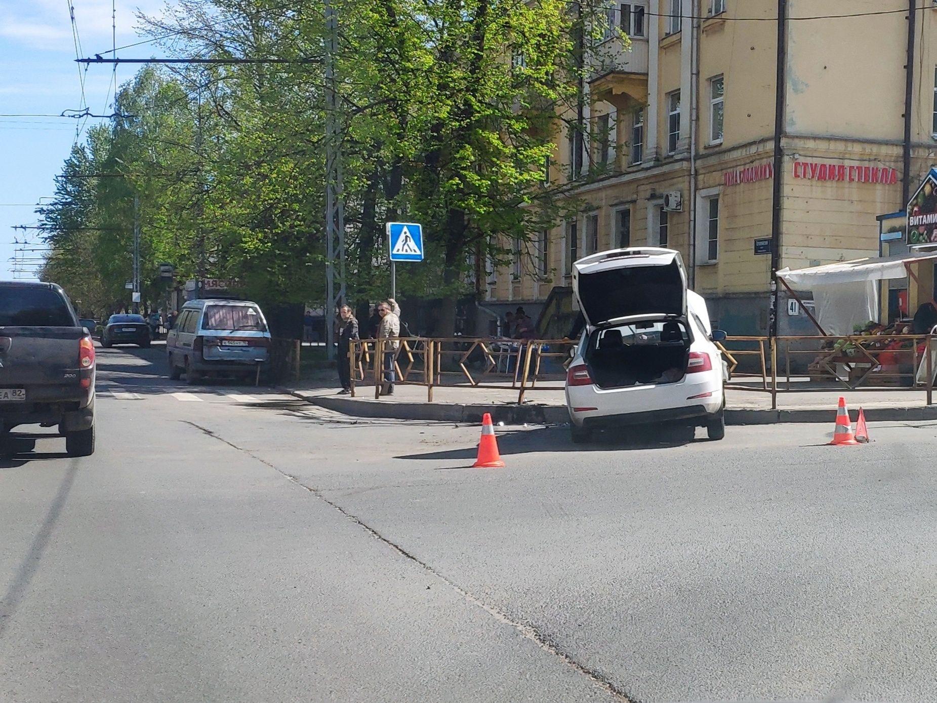 Два автомобиля не поделили дорогу в центре Петрозаводска