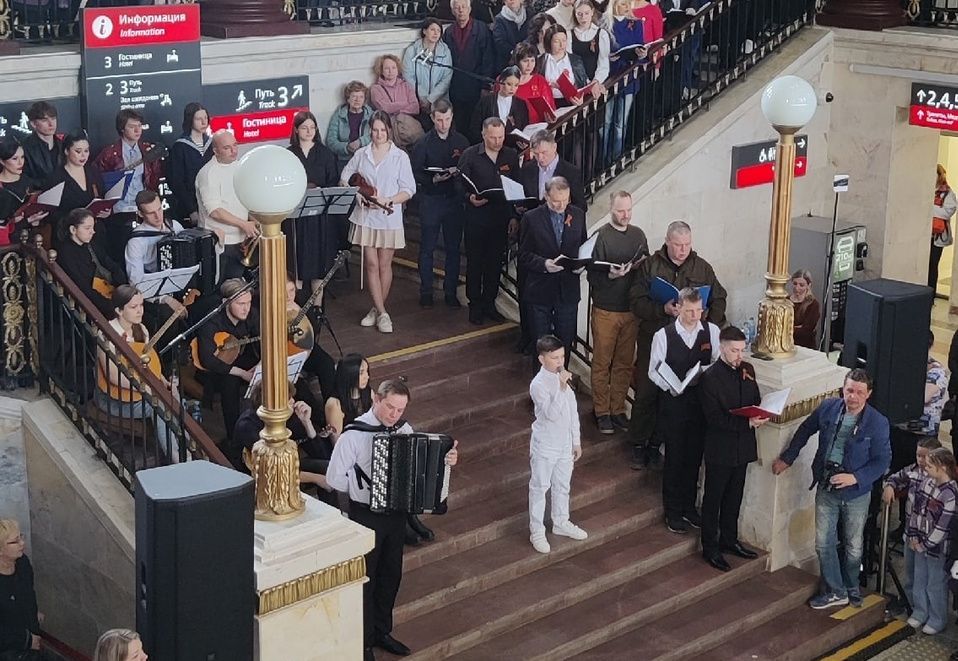 На вокзале в Петрозаводске 8 мая исполнили песни, посвященные Дню Победы