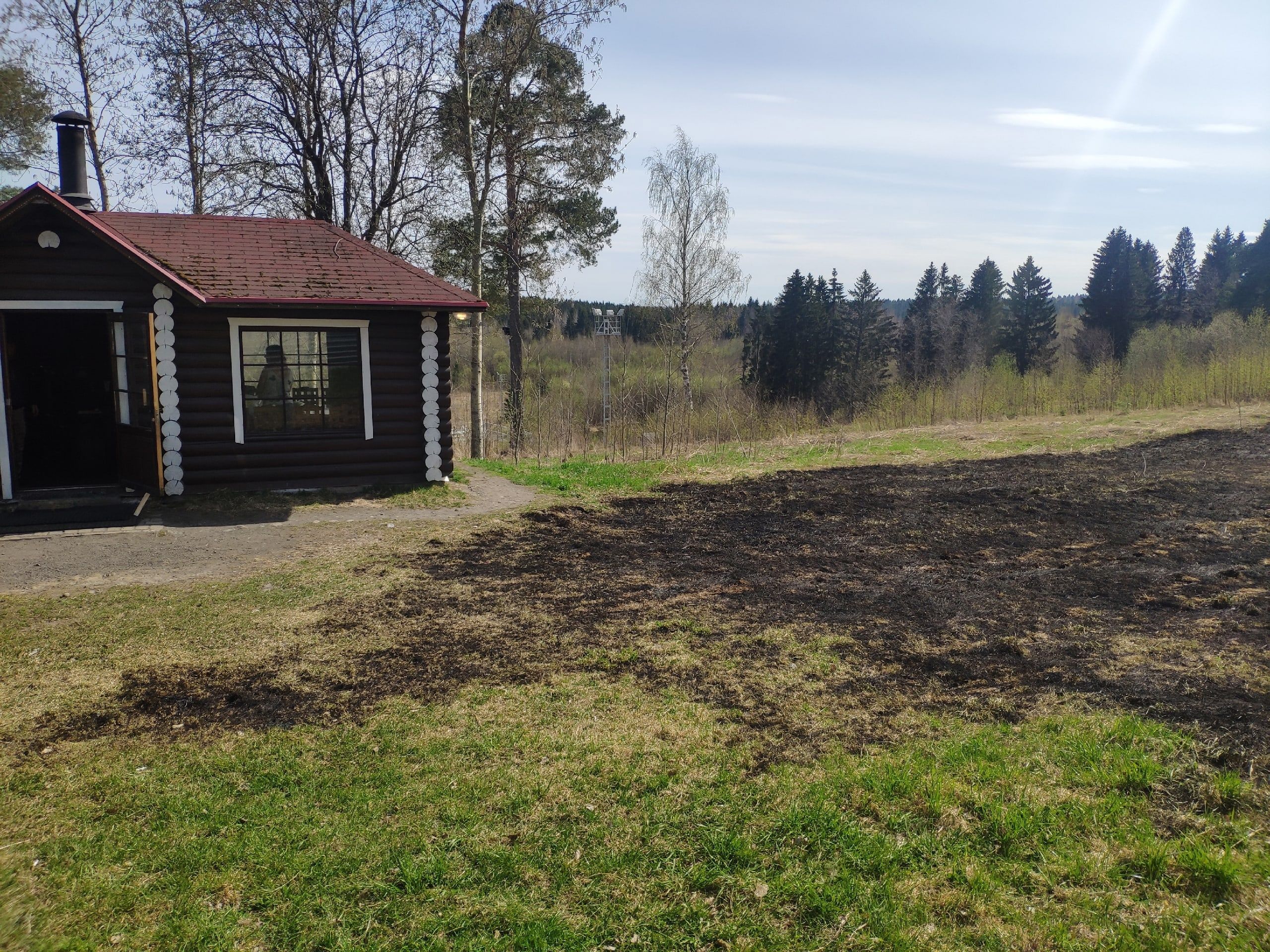 Пожарные тушили траву возле развлекательного центра «Горка» в Петрозаводске
