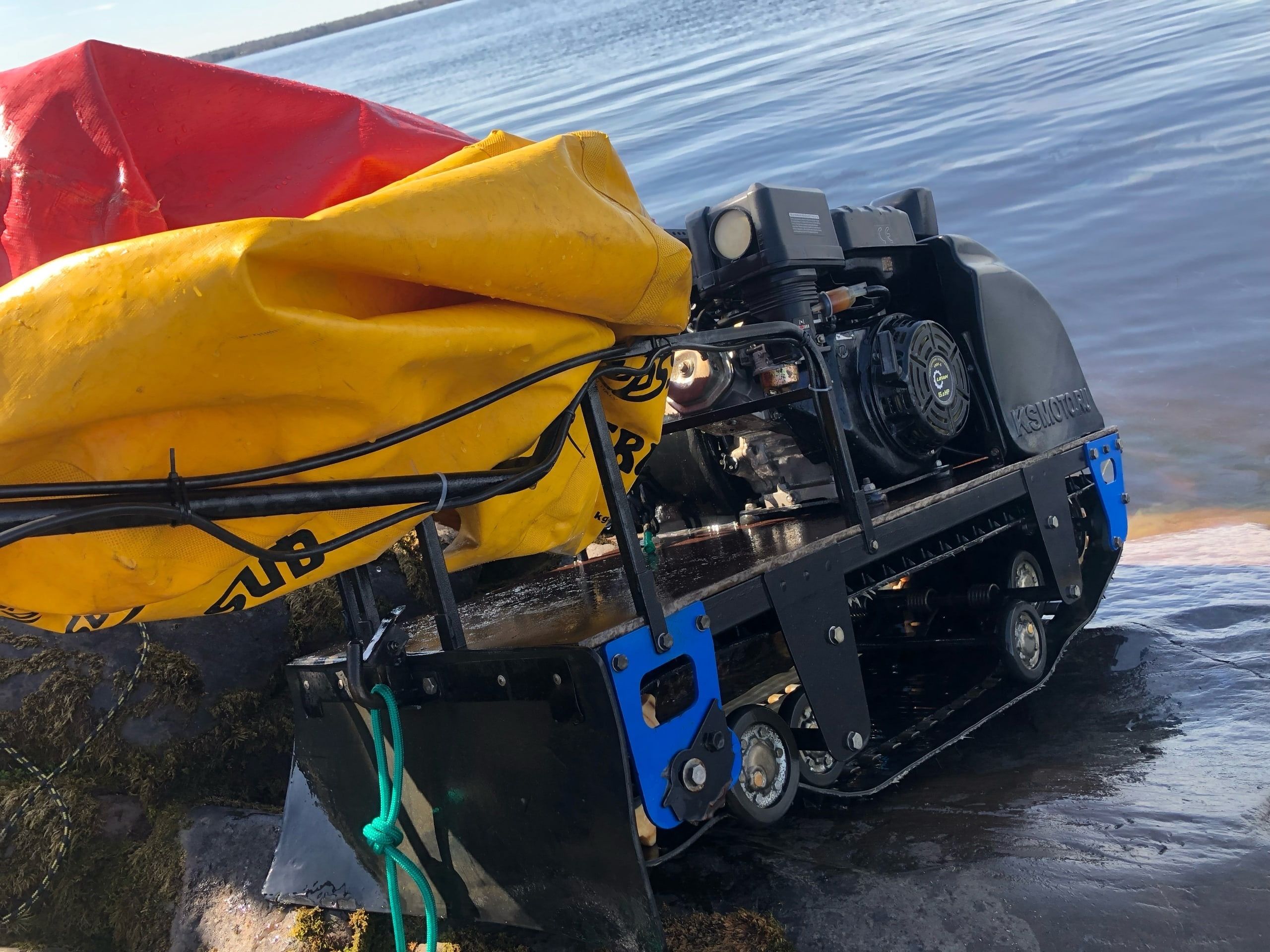 Водолазы достали со дна Онежского озера мотособаку, которая утонула два месяца назад