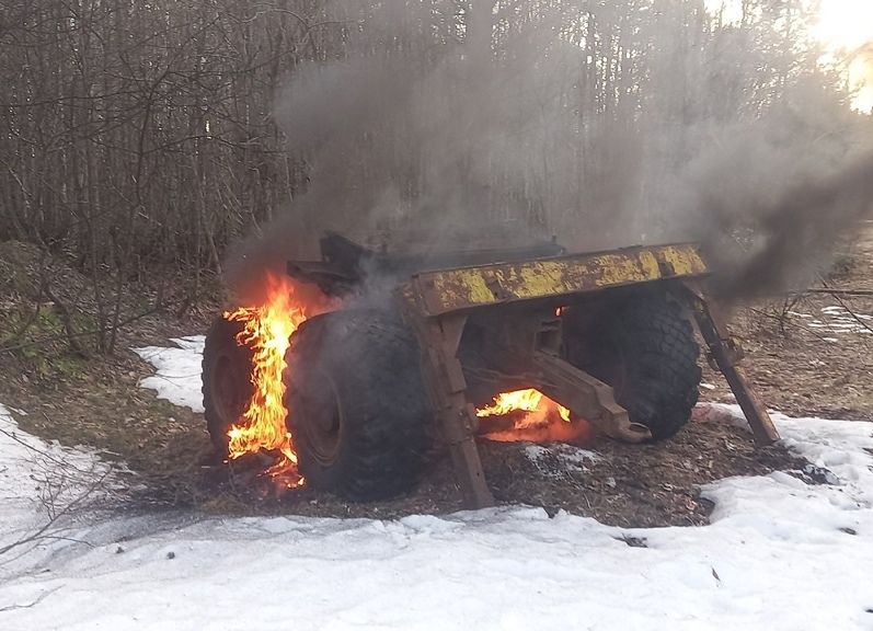 В Пудожском районе подожгли грузовой прицеп