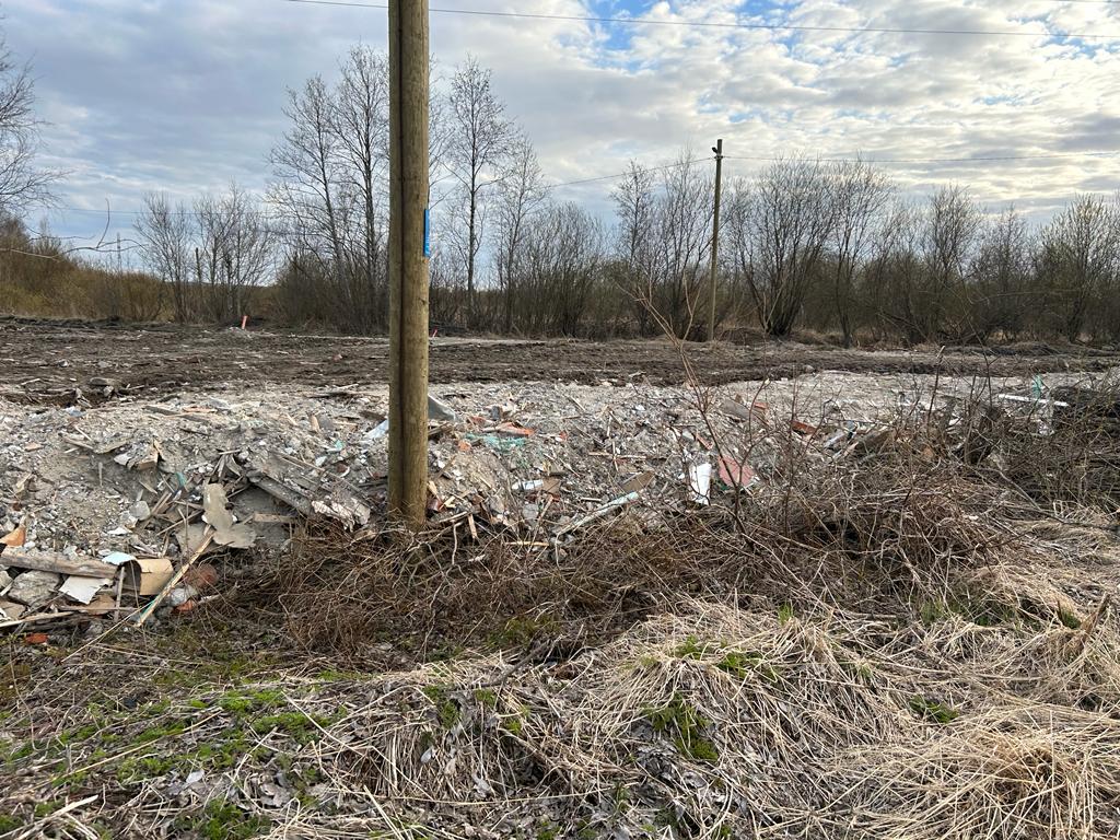 В поселке Шуя продолжают формировать участок под застройку на сельхозугодиях, куда самосвалы свозили строительный мусор