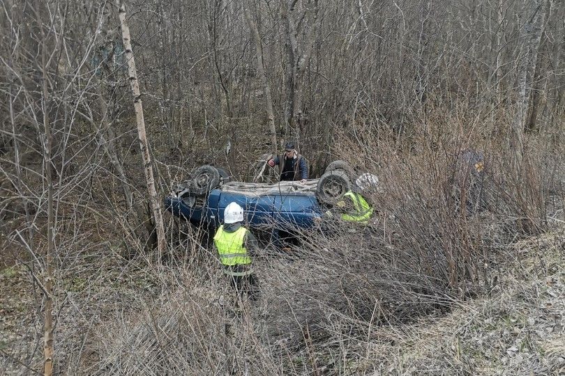 Автомобиль перевернулся на крышу на трассе в Карелии