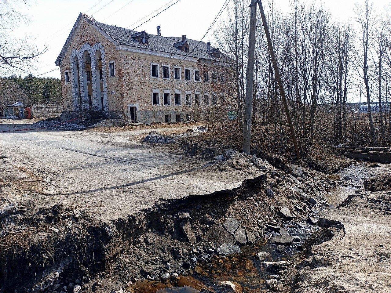 В поселке Надвоицы размыло одну из главных улиц
