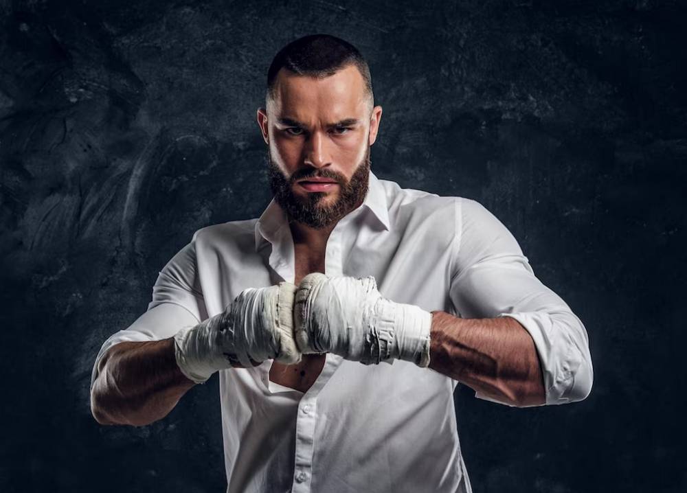 Житель Карелии встретил приставов с ножом и монтировкой