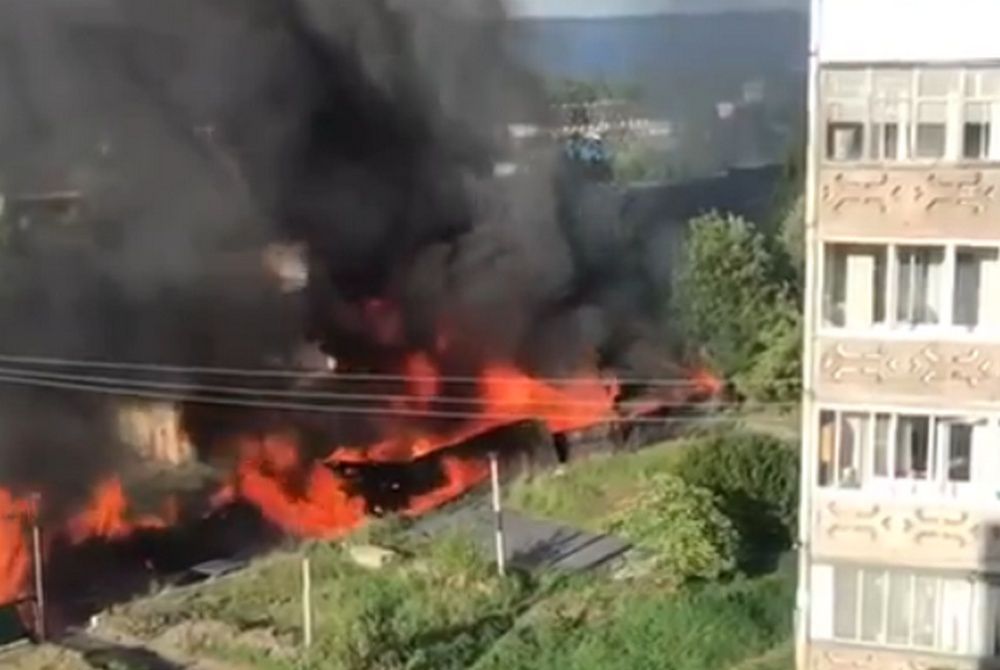 В Сети появилось видео мощного пожара на складах в Петрозаводске