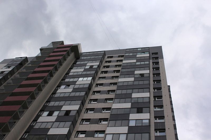 Пожилая женщина погибла после падения с высоты в Петрозаводске