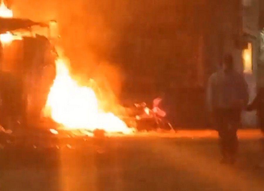 В центре Петрозаводска молодой человек пожарил сосиски на костре в мусорных баках