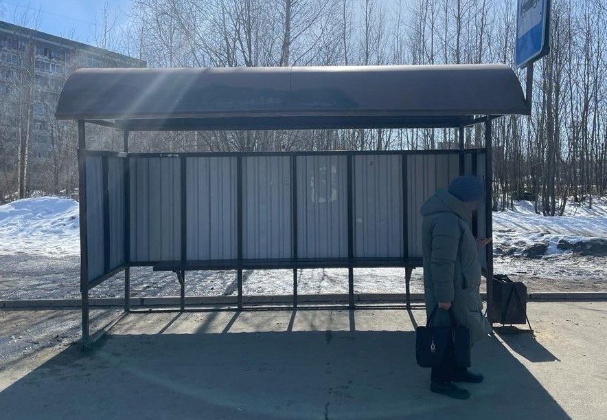 В Петрозаводске сломанную остановку заменили после обращения в соцсетях