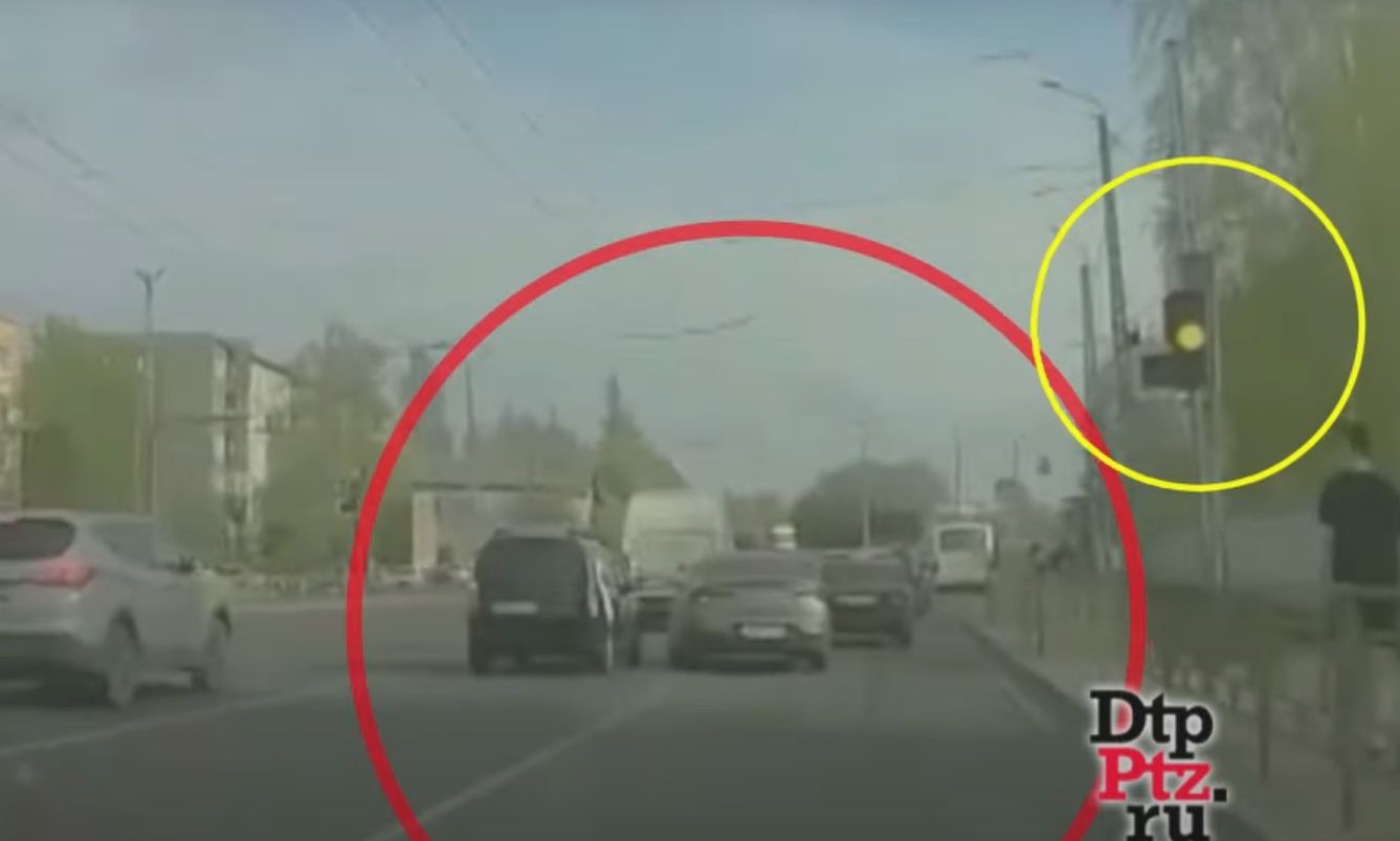 В Петрозаводске водитель не смог перестроиться и устроил групповое ДТП
