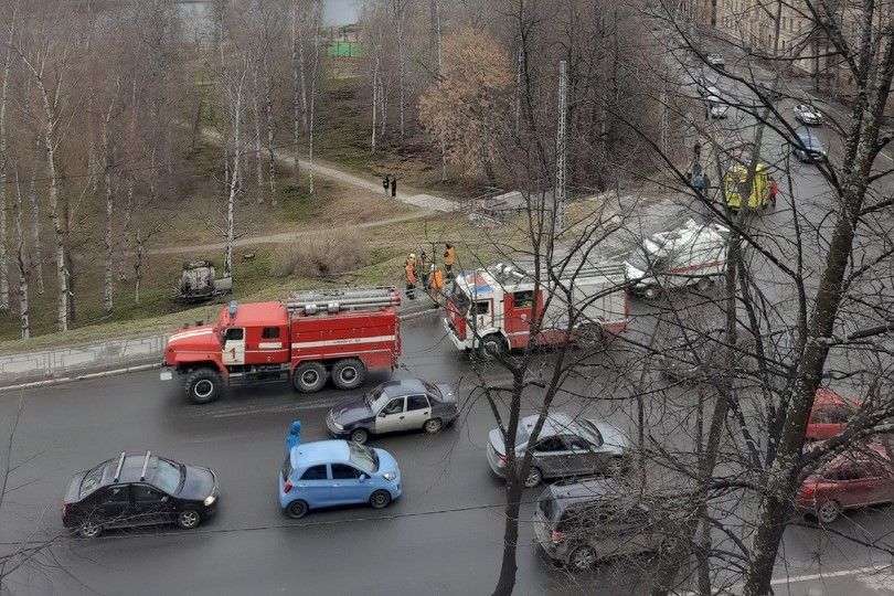 В Петрозаводске кроссовер вылетел на тротуар и пробил ограждение