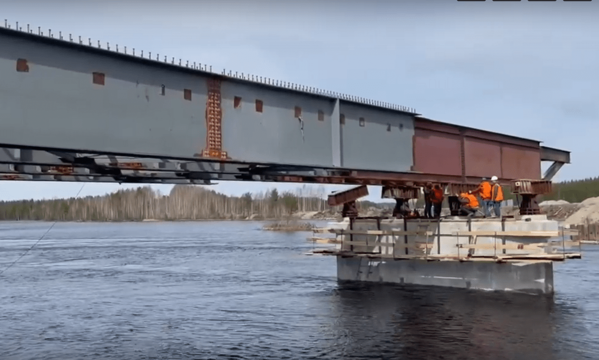 На майгубском мосту начался монтаж пролетных строений