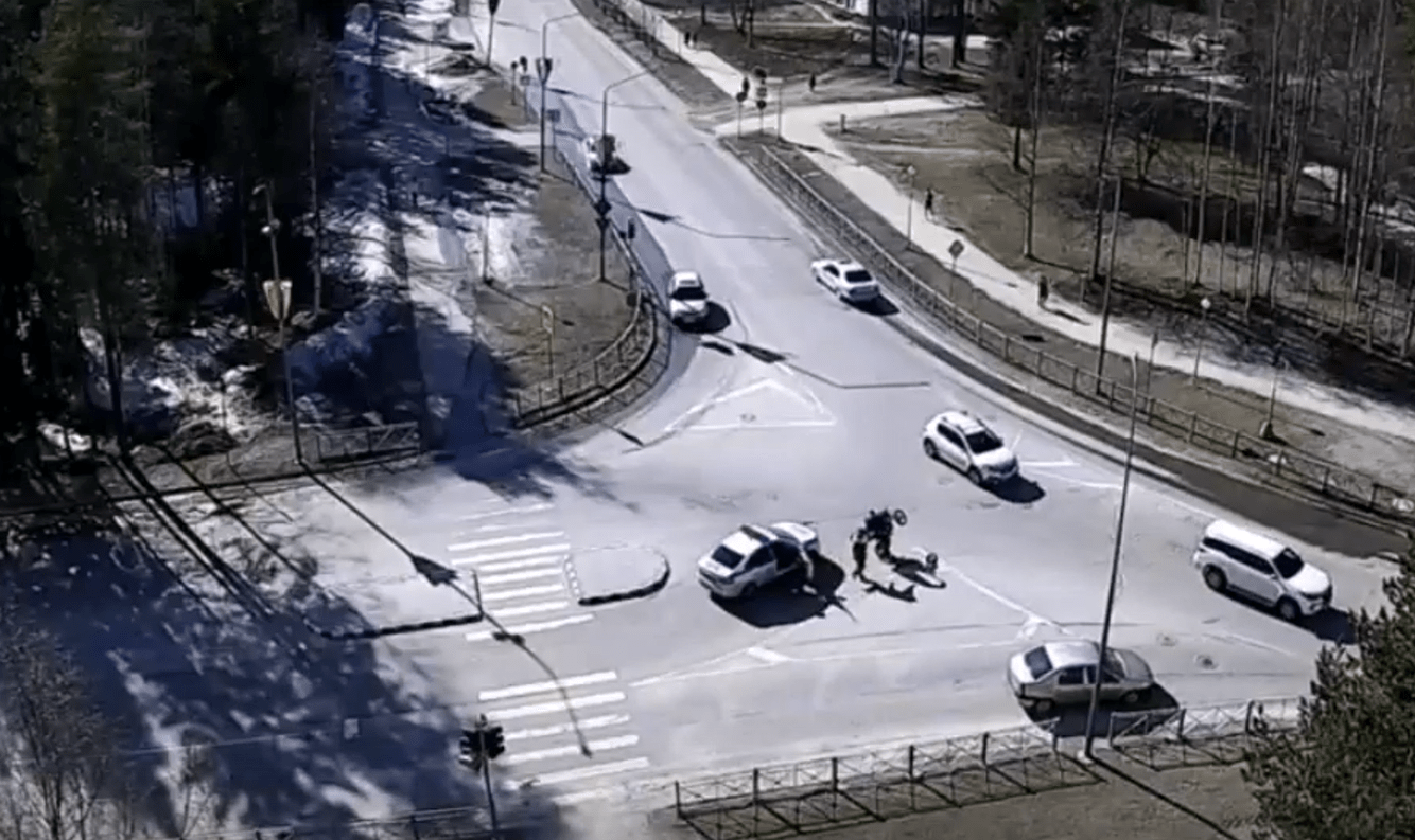 Нетрезвый водитель питбайка опасно маневрировал в Костомукше