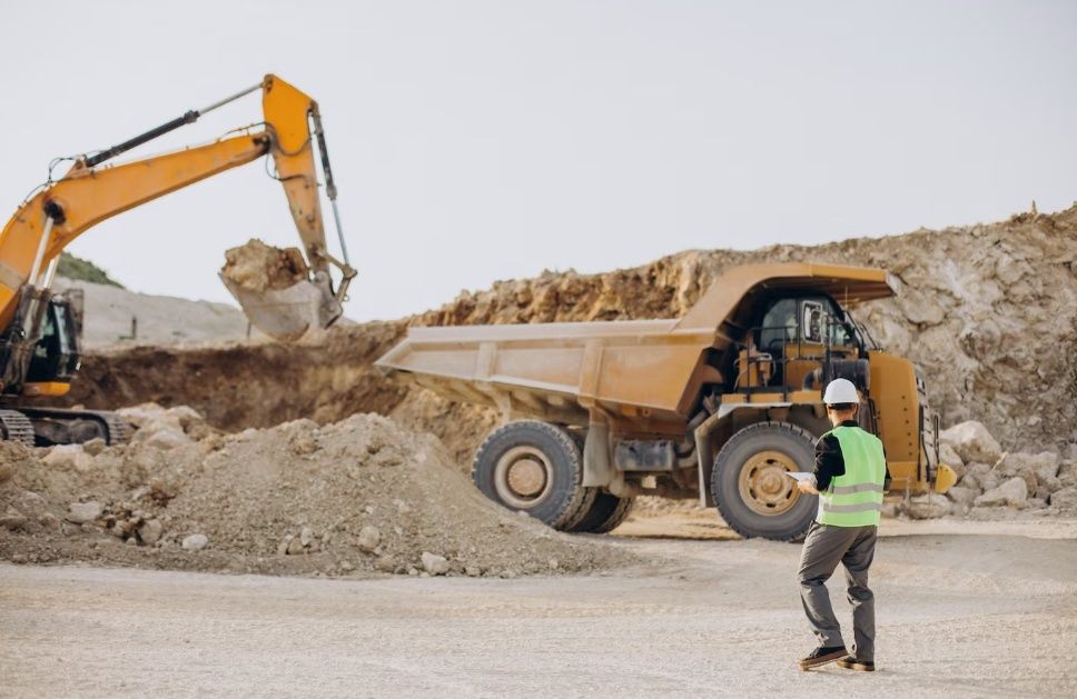 На карьере в Карелии водитель погрузчика сбил рабочего