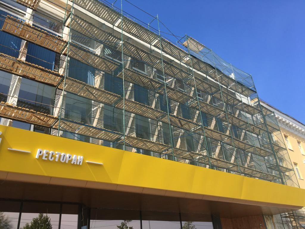 В Петрозаводске начали ремонтировать фасад здания универмага «Карелия»