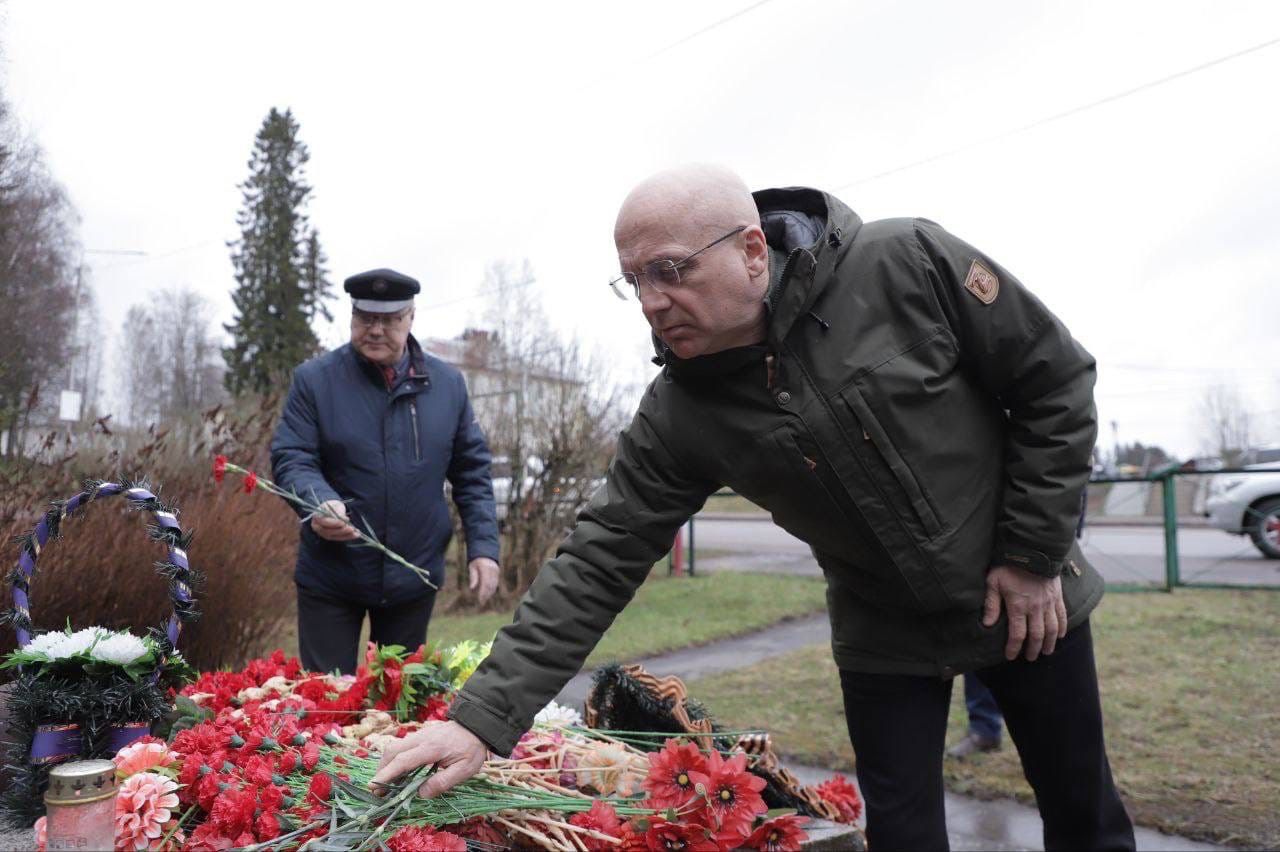 Элиссан Шандалович накануне 9 мая возложил цветы к братской могиле советских военнопленных в Вяртсиля