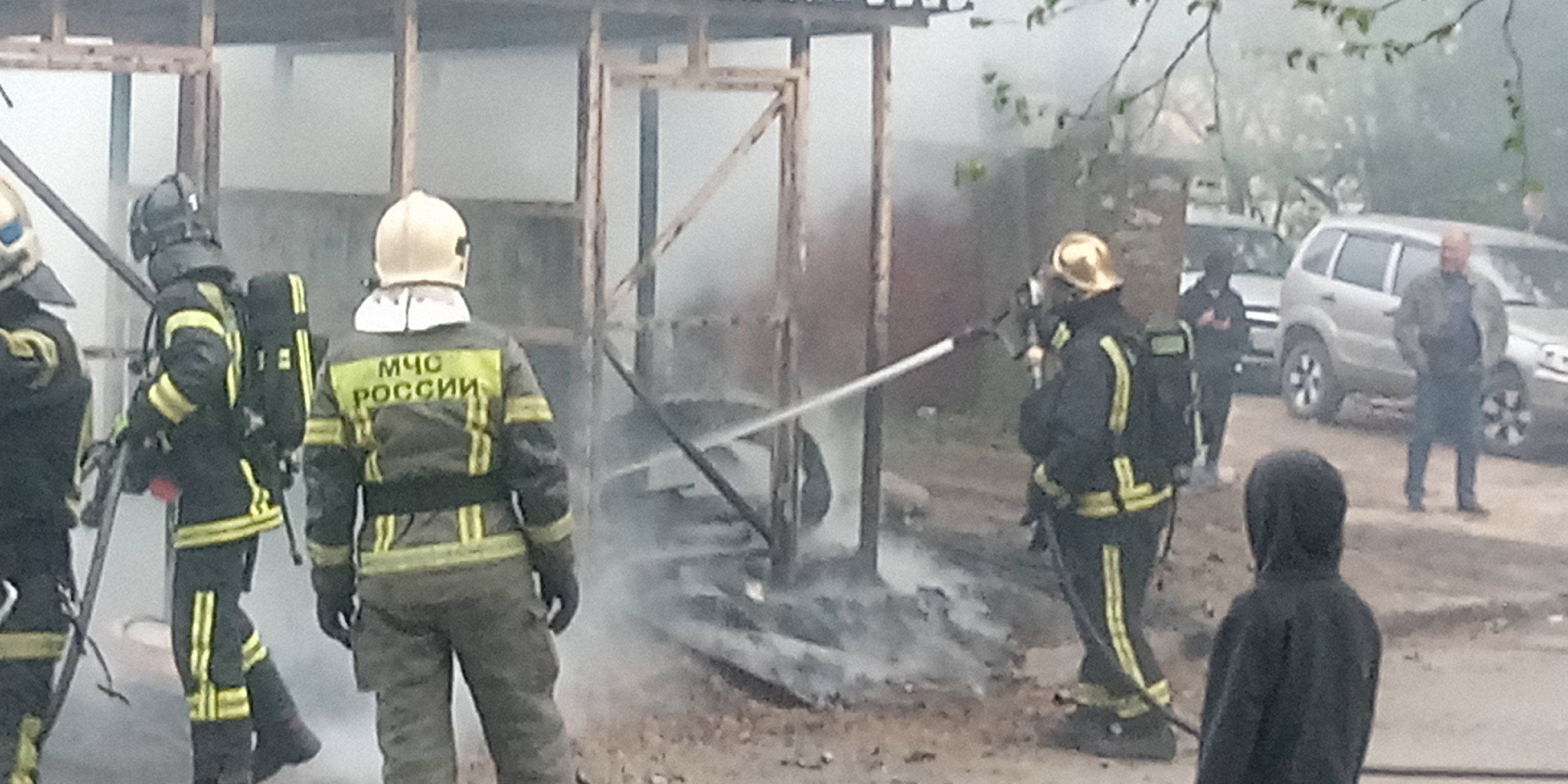 Восемь спасателей тушили пожар на контейнерной площадке в Петрозаводске