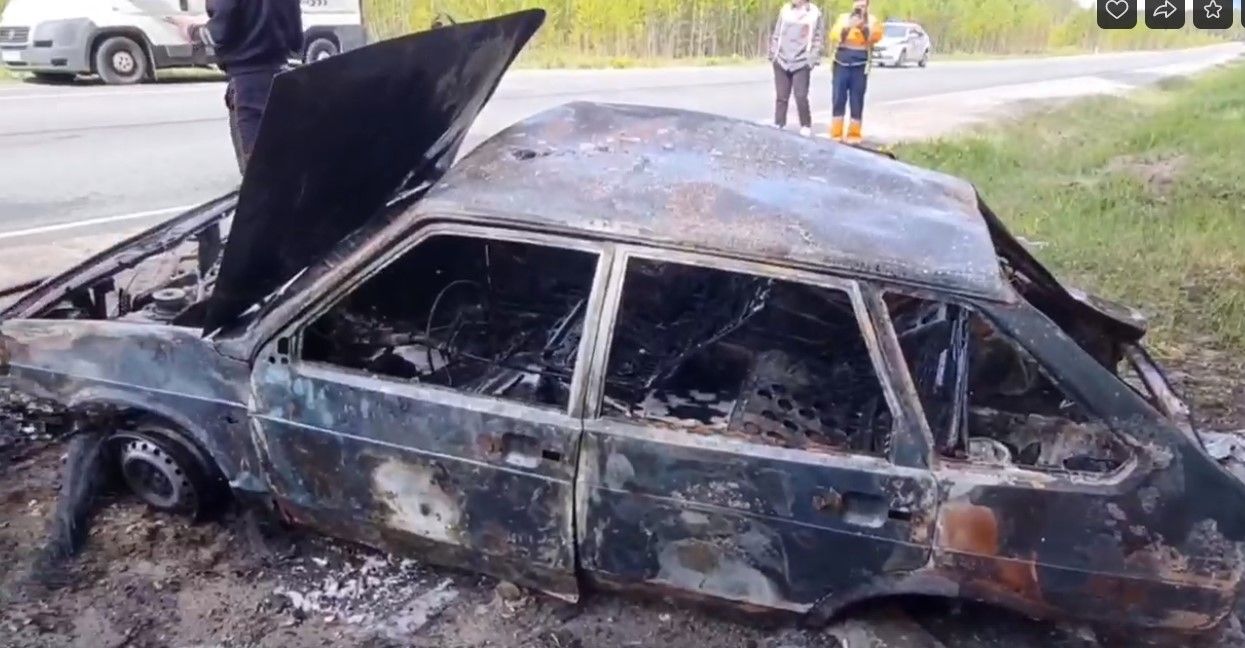 Автомобиль «Лада» полностью сгорел на дороге в Карелии